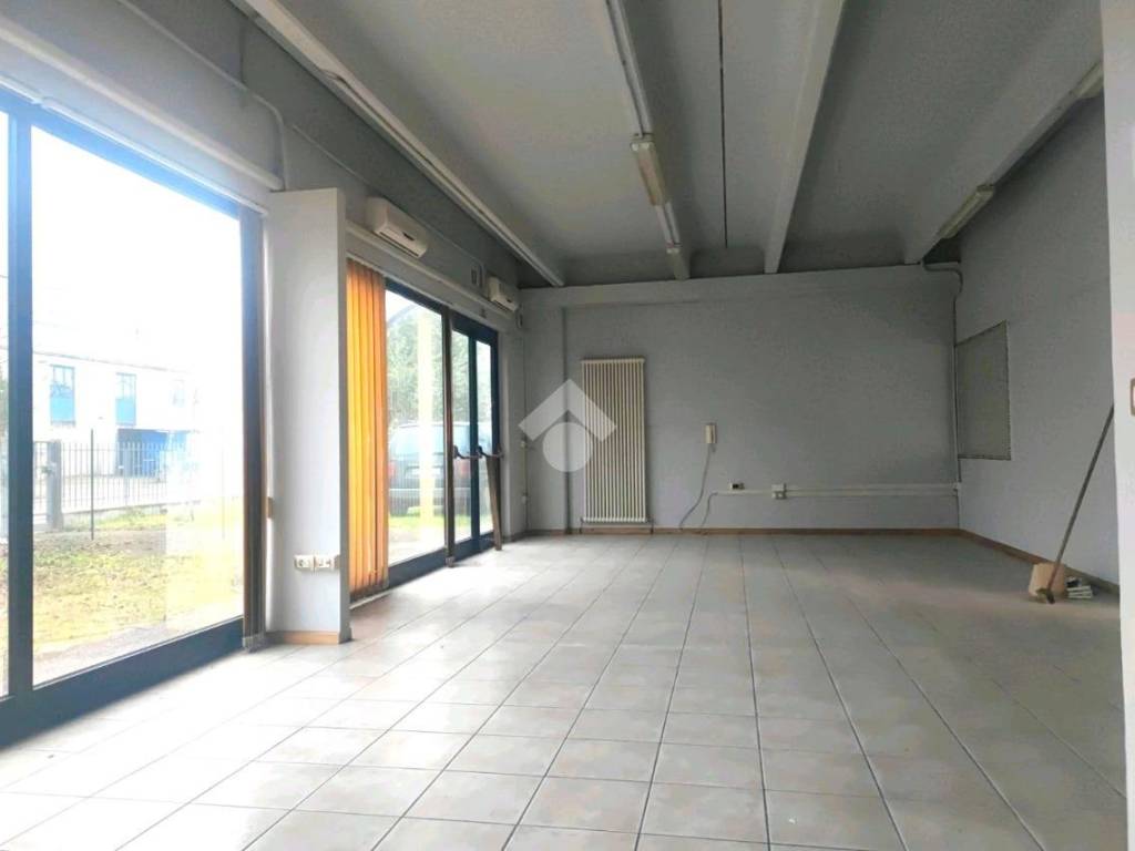 negozio in vendita a Forlì in zona Cava