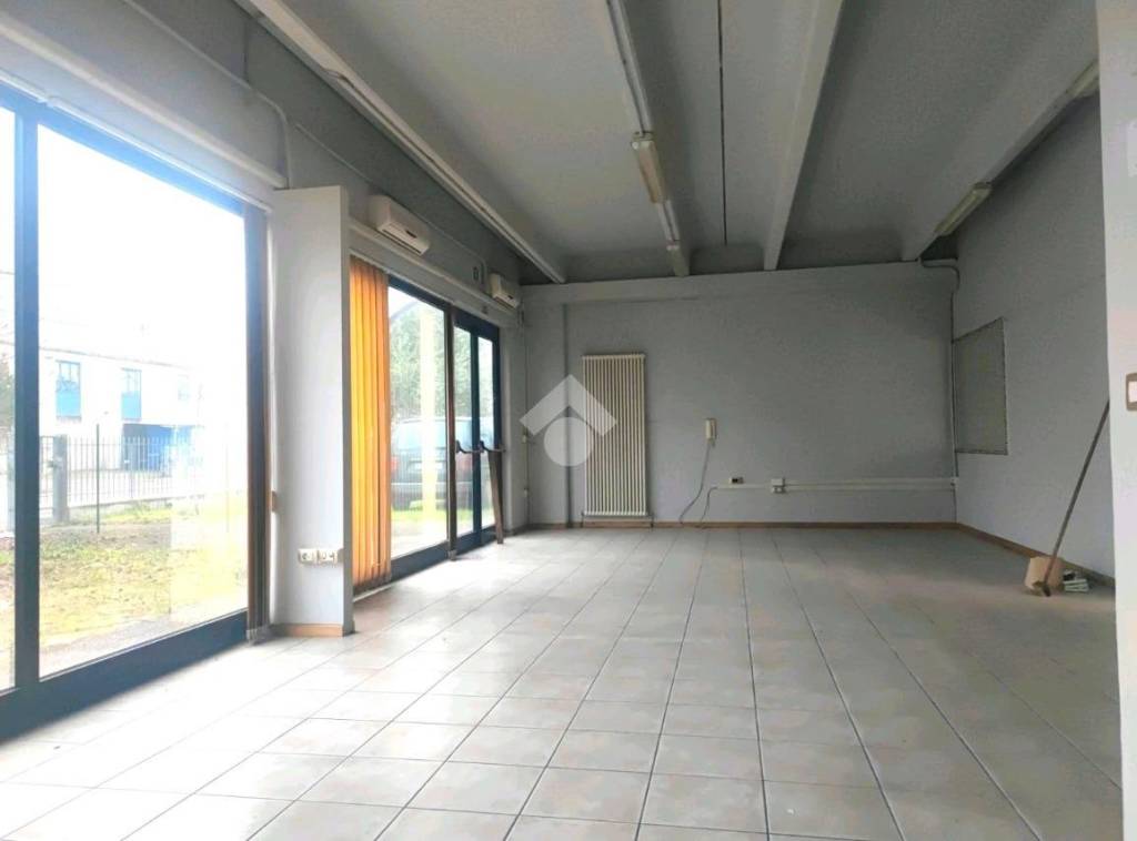 negozio in vendita a Forlì in zona Cava