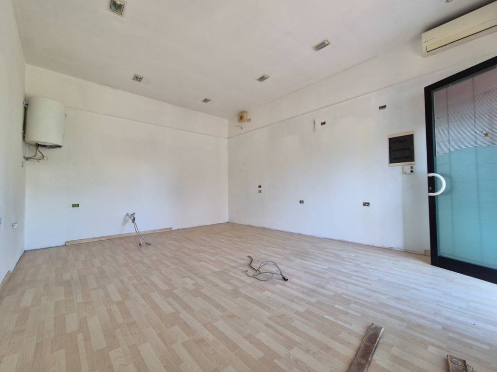 negozio in vendita a Forlì in zona Cà Ossi