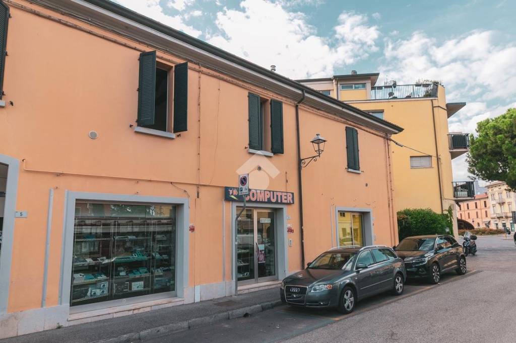 negozio in vendita a Forlì in zona Centro Storico