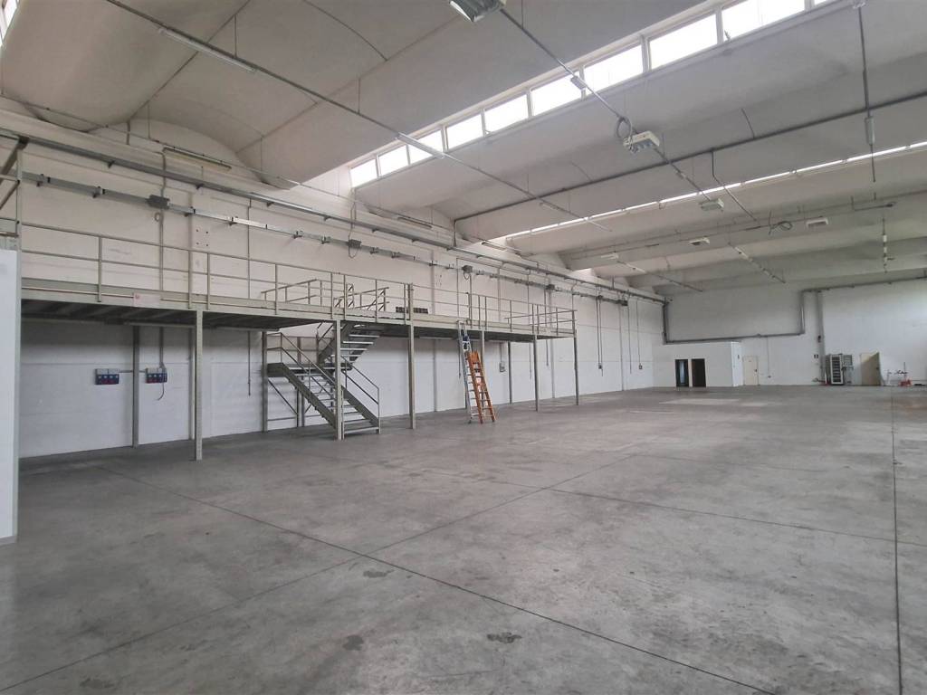 locale commerciale in vendita a Forlì in zona San Leonardo