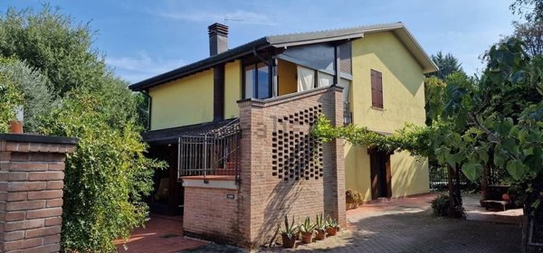 casa indipendente in vendita a Forlì