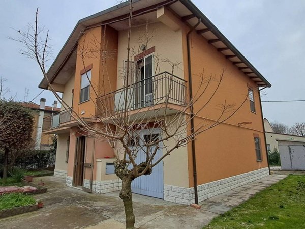 casa indipendente in vendita a Forlì in zona Ronco