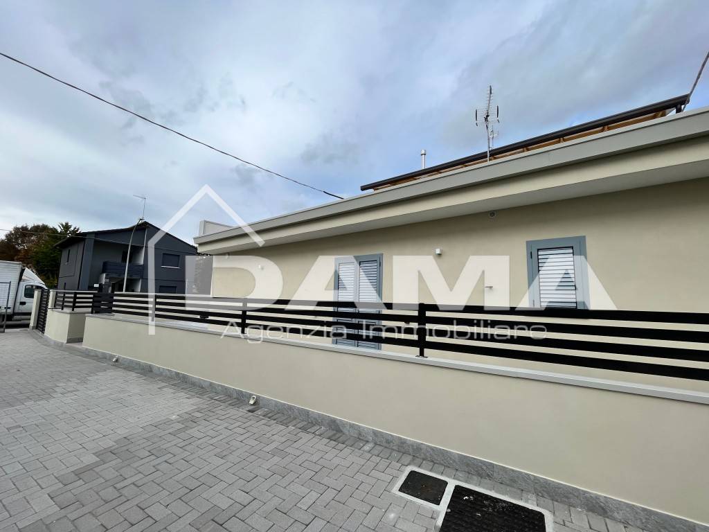 casa indipendente in vendita a Forlì in zona Carpena