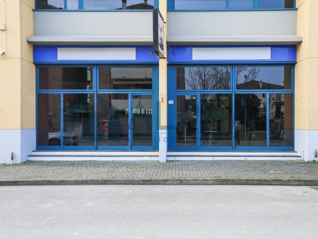 negozio in vendita a Forlì in zona Selva