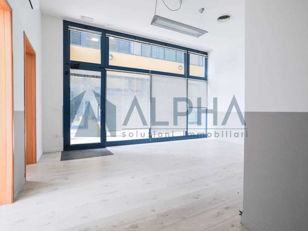 negozio in vendita a Forlì in zona Ronco