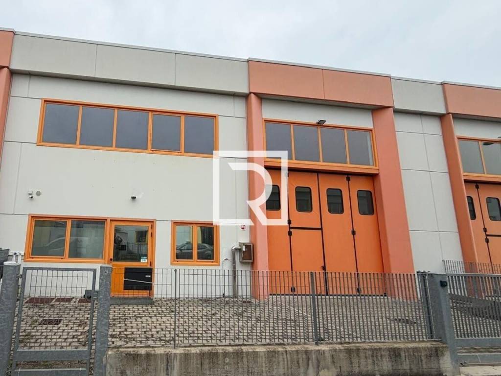 locale commerciale in vendita a Forlì in zona Cà Ossi