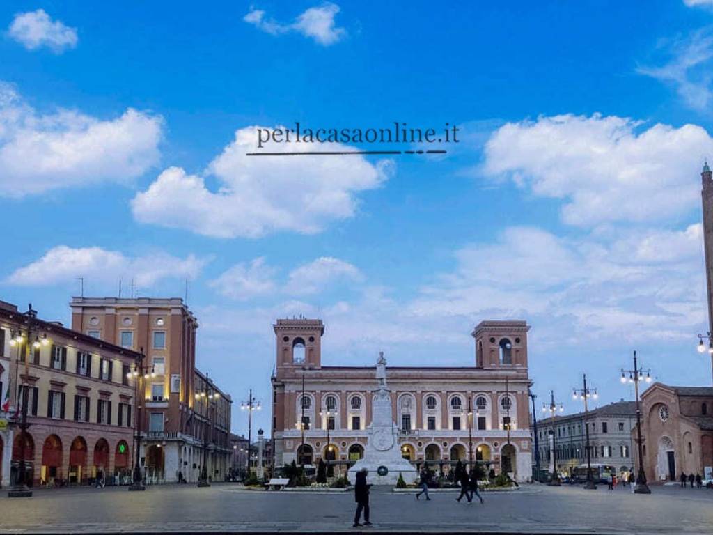 intera palazzina in vendita a Forlì in zona Centro Storico