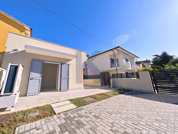 casa indipendente in vendita a Forlì in zona Carpena