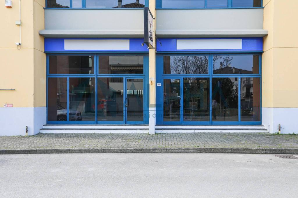 negozio in vendita a Forlì in zona Ronco