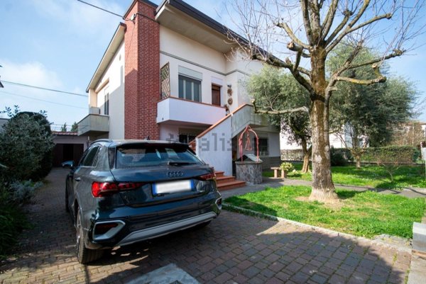 casa indipendente in vendita a Forlì in zona Quattro