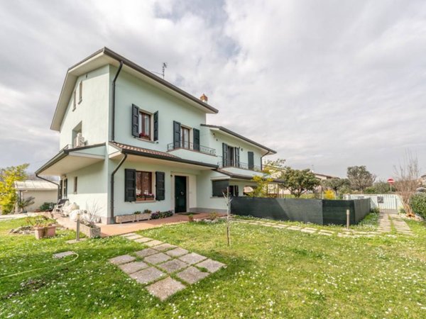 casa indipendente in vendita a Forlì in zona Quattro