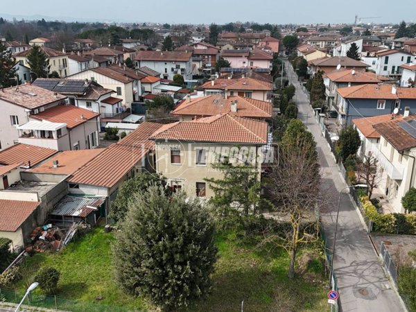 casa indipendente in vendita a Forlì in zona Quattro