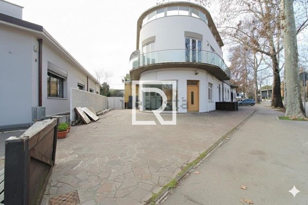 locale commerciale in vendita a Forlì