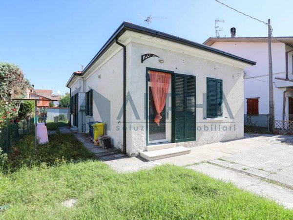 casa indipendente in vendita a Forlì in zona Quattro