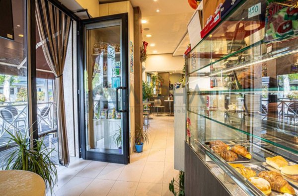 negozio in vendita a Forlì in zona Cava