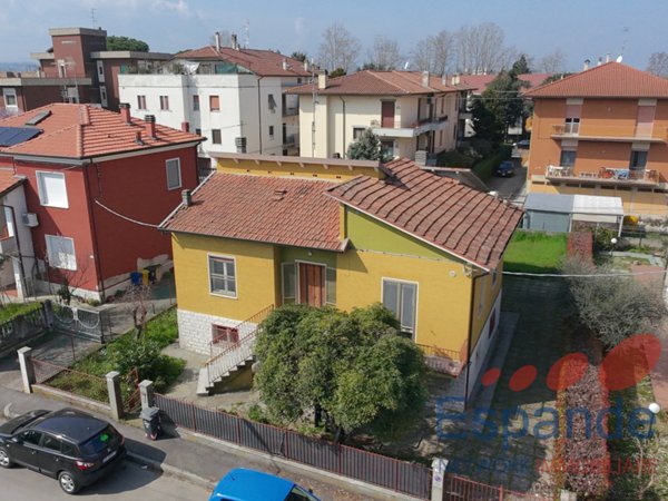 casa indipendente in vendita a Forlì in zona Quattro
