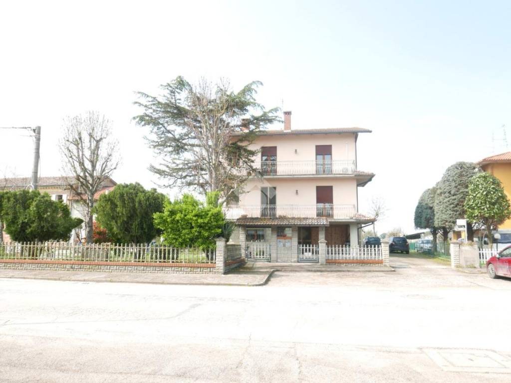 casa indipendente in vendita a Forlì in zona Pievequinta
