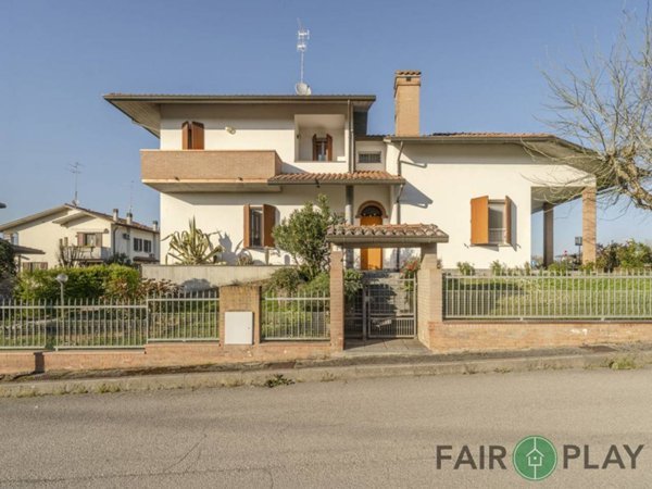 casa indipendente in vendita a Forlì in zona Quattro