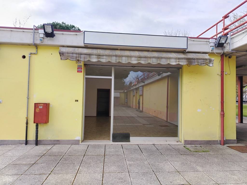 negozio in vendita a Forlì in zona Cà Ossi