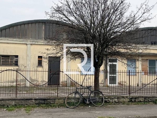 locale commerciale in vendita a Forlì in zona Selva