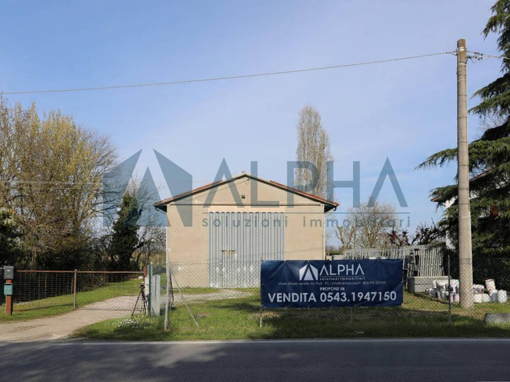 locale commerciale in vendita a Forlì in zona Carpena
