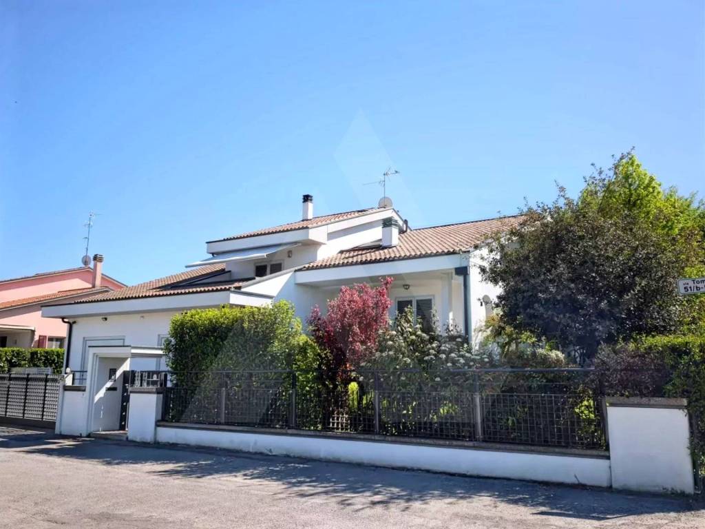 casa indipendente in vendita a Forlì in zona Vecchiazzano