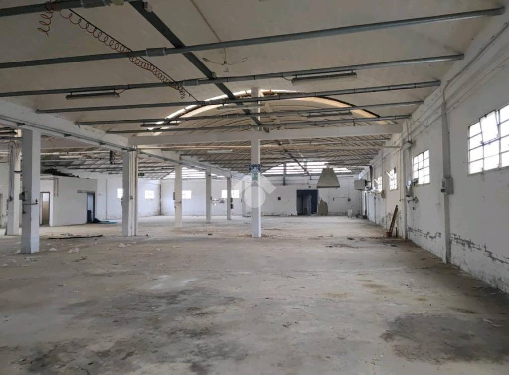 locale commerciale in vendita a Forlì