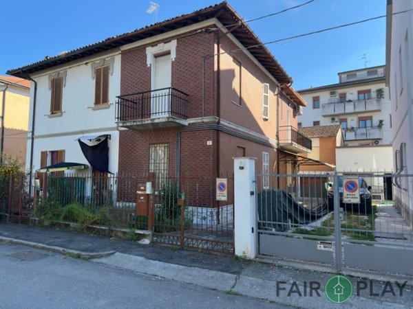 casa indipendente in vendita a Forlì