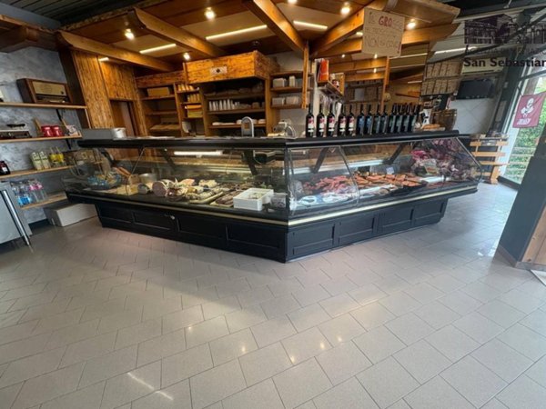 negozio in vendita a Forlì in zona San Benedetto
