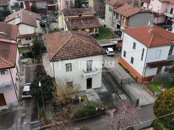 casa indipendente in vendita a Forlì in zona Quattro