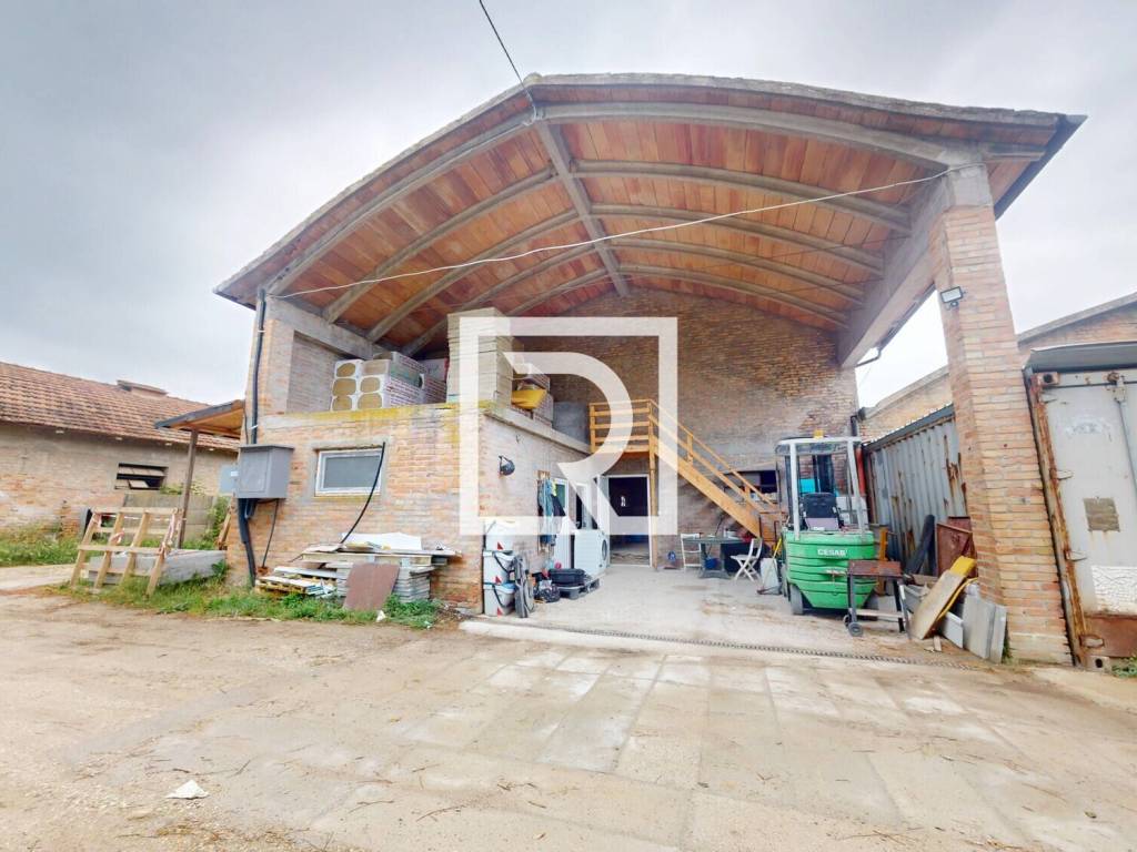 locale commerciale in vendita a Forlì in zona Villagrappa