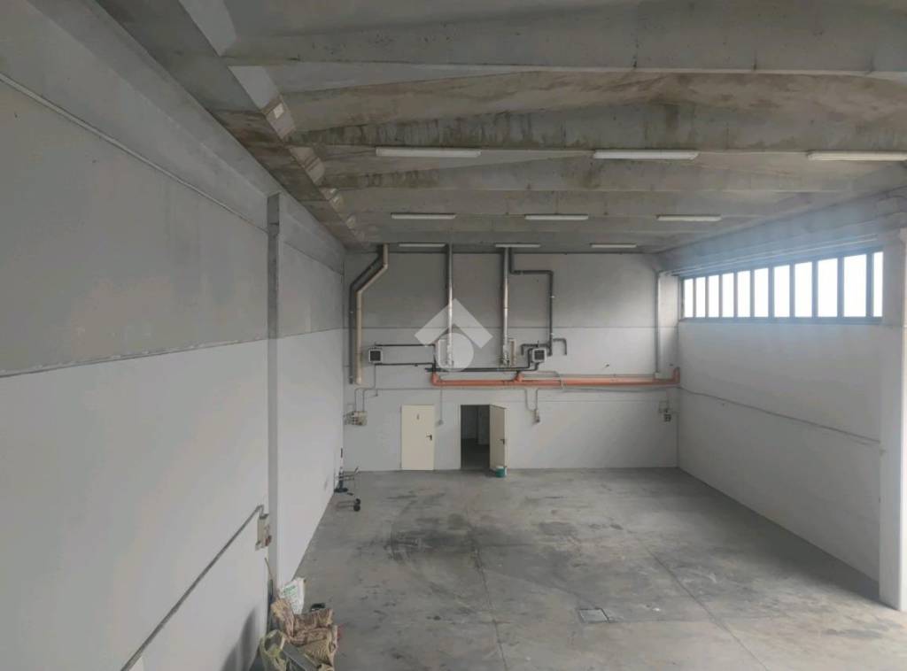 negozio in vendita a Forlì in zona Cava