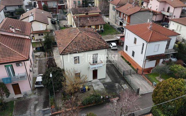 casa indipendente in vendita a Forlì in zona Quattro