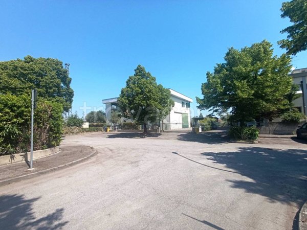 locale commerciale in vendita a Forlì in zona Ospedaletto