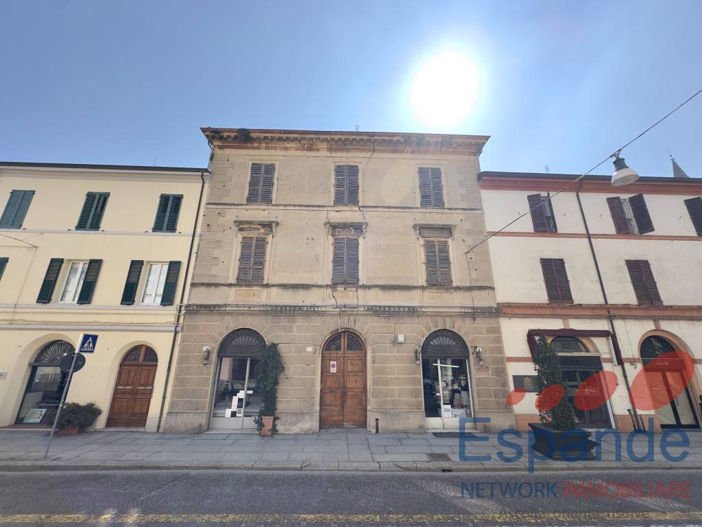 intera palazzina in vendita a Forlì in zona Centro Storico
