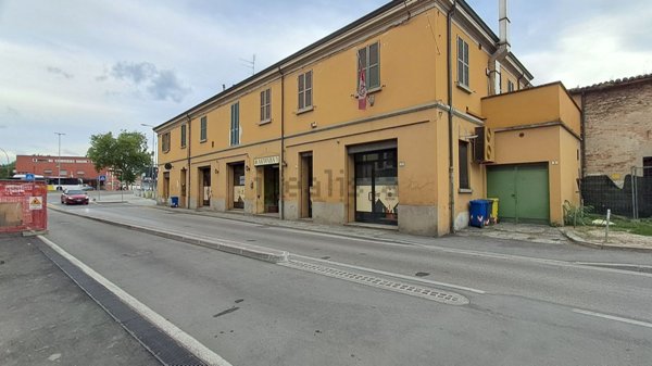 locale commerciale in vendita a Forlì in zona Quattro