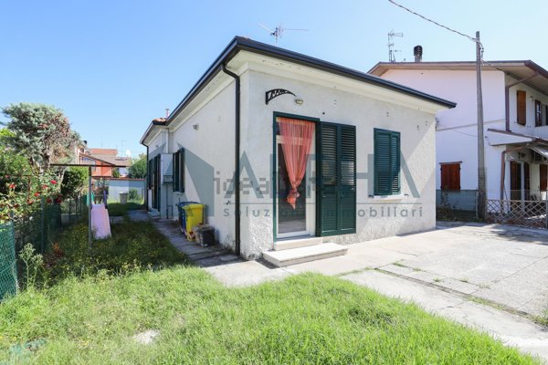 casa indipendente in vendita a Forlì in zona Quattro