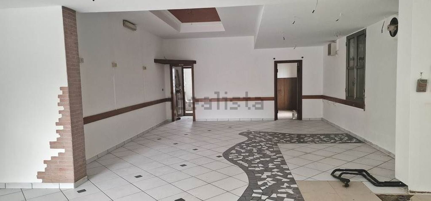 locale commerciale in vendita a Forlì in zona Ospedaletto