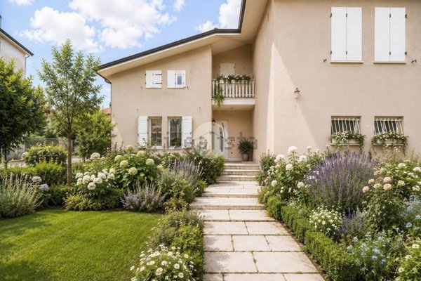 casa indipendente in vendita a Forlì