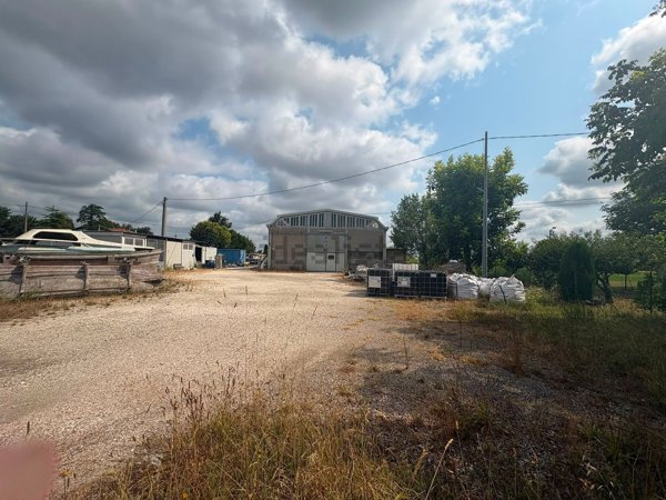 capannone in vendita a Forlì in zona Carpena