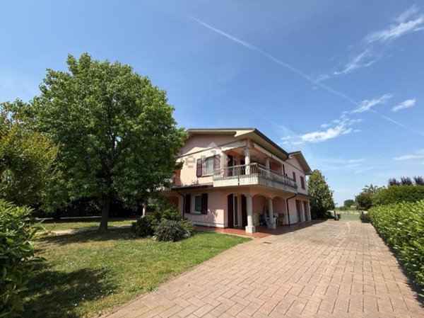 casa indipendente in vendita a Forlì in zona Quattro
