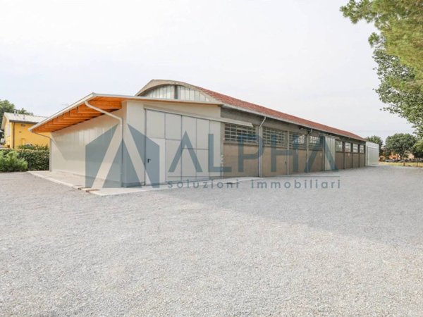locale commerciale in vendita a Forlì in zona Casemurate