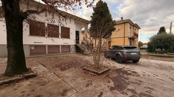 locale commerciale in vendita a Forlì in zona Roncadello