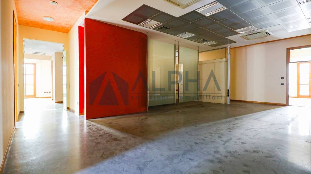 locale commerciale in vendita a Forlì in zona Centro Storico