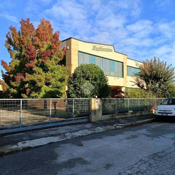 locale commerciale in vendita a Forlì in zona Villanova