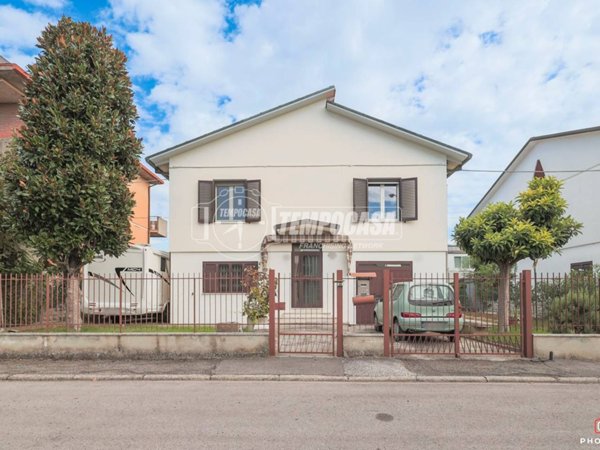 casa indipendente in vendita a Forlì