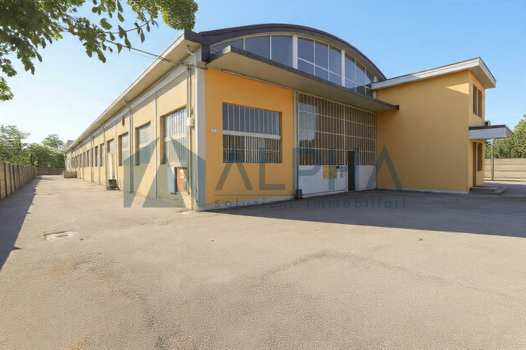 locale commerciale in vendita a Forlì in zona Musicisti / Grandi Italiani
