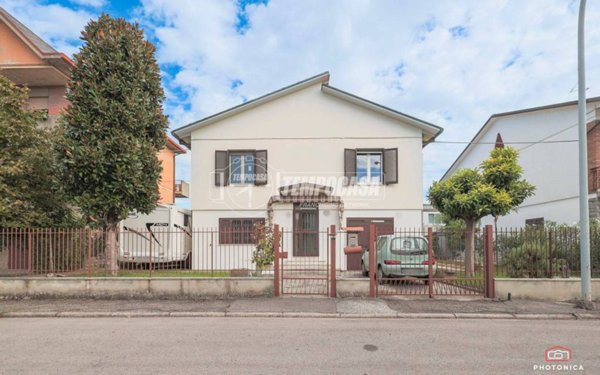 casa indipendente in vendita a Forlì in zona Coriano