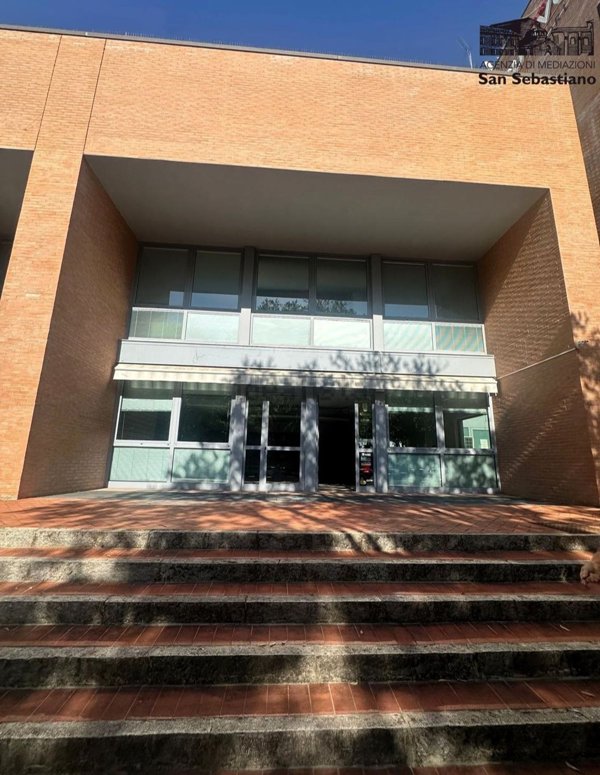 locale commerciale in vendita a Forlì